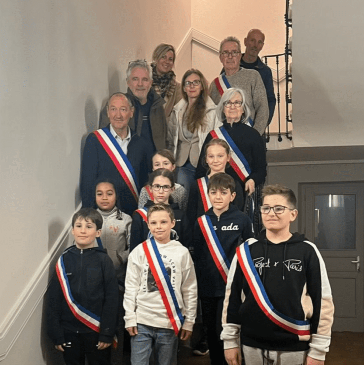 Membres du conseil municipal des jeunes sur escalier de la Mairie