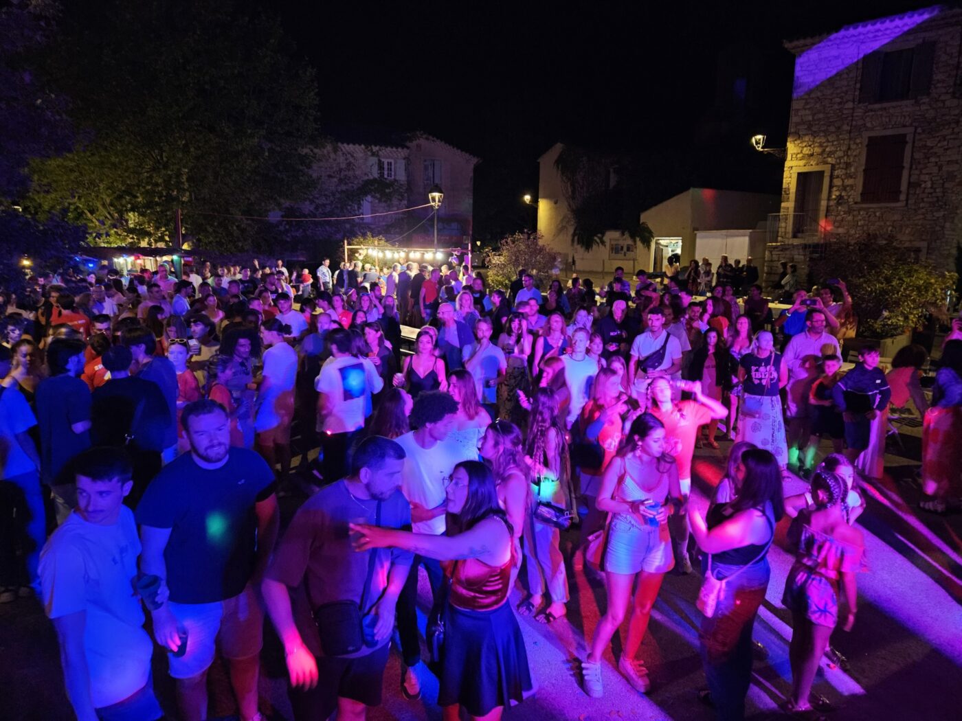 Photo de nuit de personnes en train de faire la fête